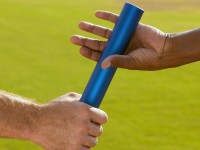 激情对决！同城德比战引爆球迷狂欢，主场球队绝杀逆转取胜