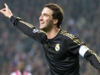 VAR介入引发裁判争议，关键判罚改写比赛结局